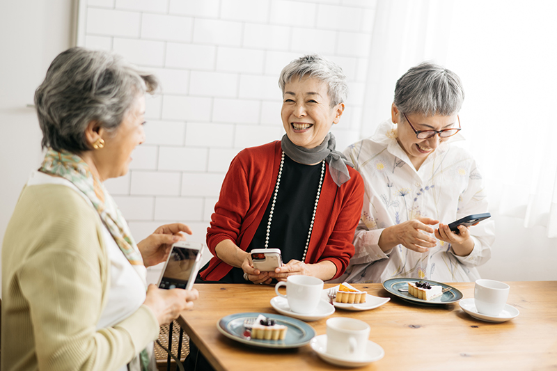 誰かと一緒に食事をすることが大切になる（写真／PIXTA）