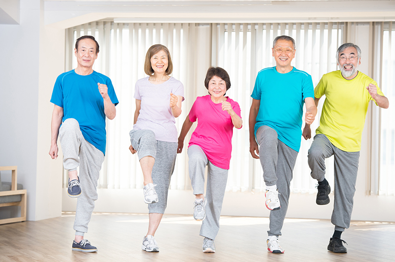 「ジョギングやストレッチのほか、その場で足踏みするのもおすすめ」（坪田さん）