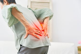 【放っておくと危ない病気の予兆「首・胸・肩」「背中・腰」編】胸の痛みが5分続けば狭心症、30分…