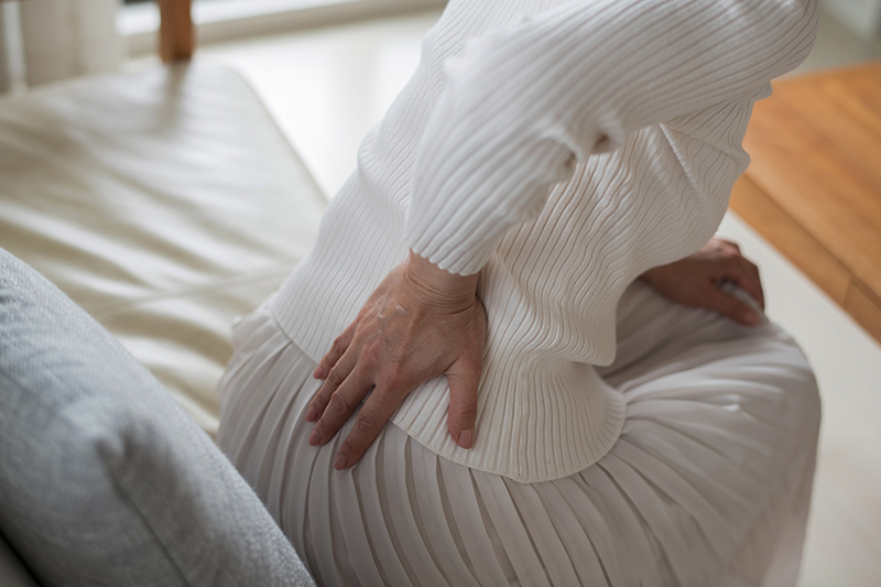 変形性膝関節症と同様に、女性に多いのが変形性股関節症だ（写真／PIXTA）