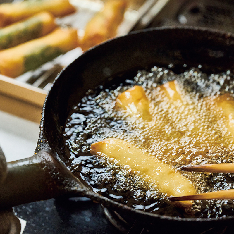 春巻きを揚げている