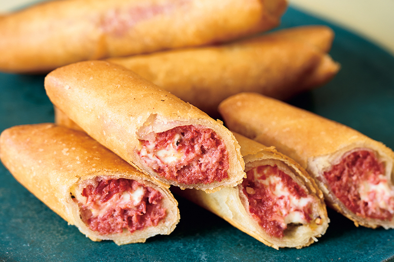 「コンビーフ缶×クリームチーズ×マーマレードの春巻き」