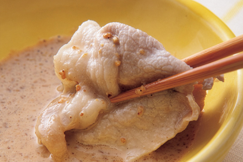 ごまマヨだれに肉をつけている