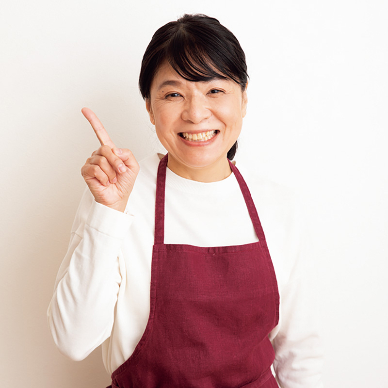 ワインレッドのエプロンをした女性