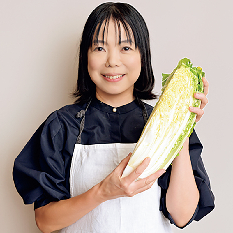 白菜を持つ女性