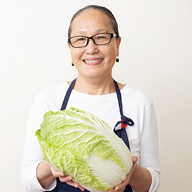 白菜を持つ女性