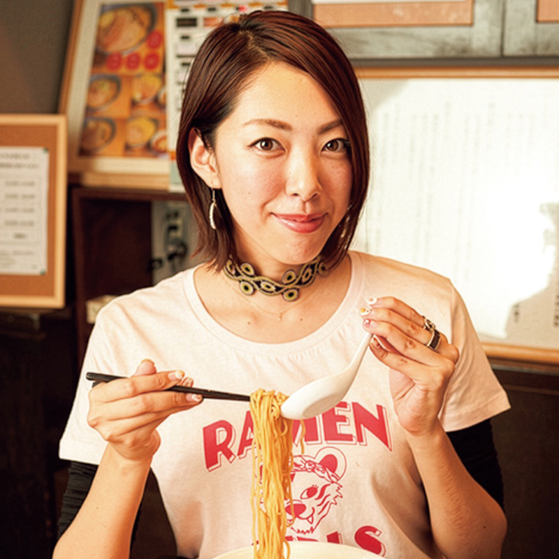 Tシャツを着た女性