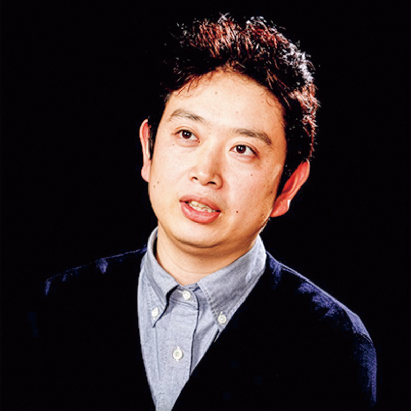 斜め上を見る男性