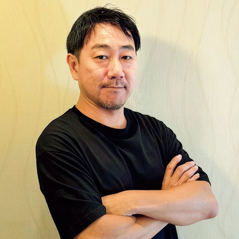 黒いTシャツを着た男性