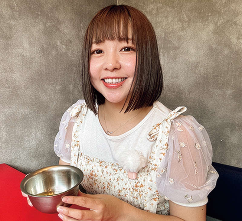 白い服を着た女性