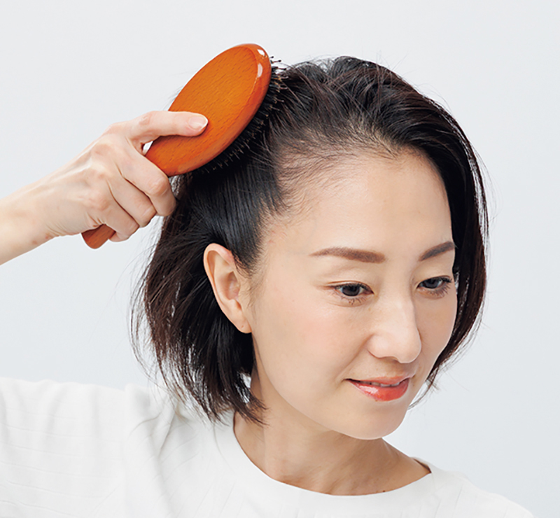 側頭筋・前頭筋を刺激しながら、頭頂部に向かってとかす