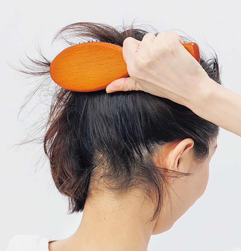 首筋から頭頂部に向かって後頭部もブラッシング