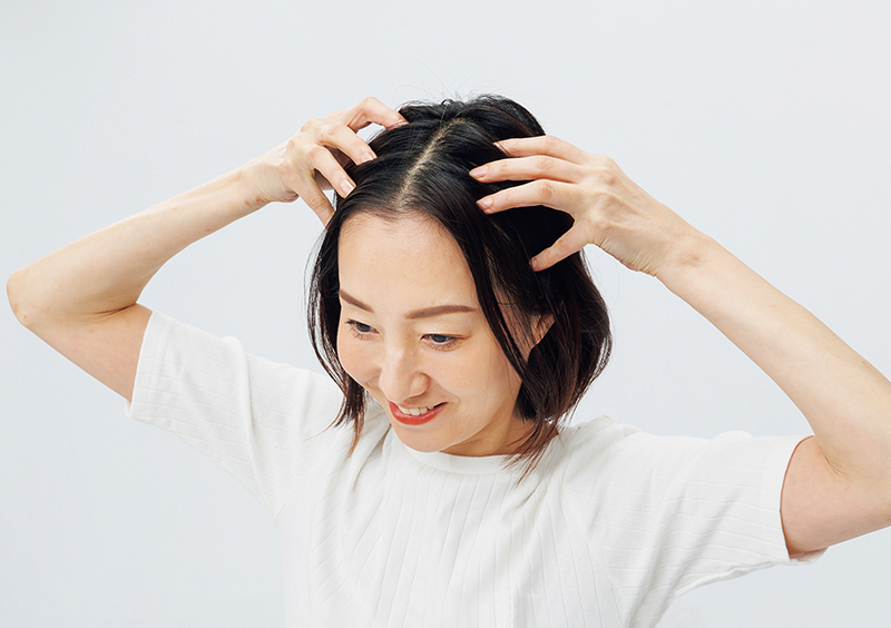 頭皮をつかみ円を描くように揉む