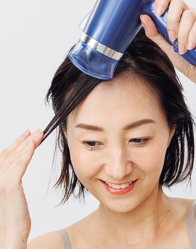 タオルドライ後、最初に前髪の形を整える