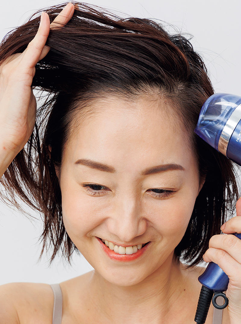 髪を持ち上げて根元に風を当てるとボリュームアップ