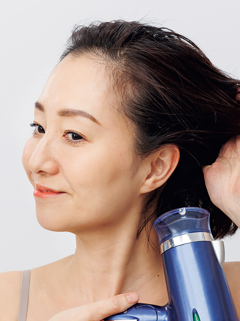 生え際は風を下から当ててボリュームアップ