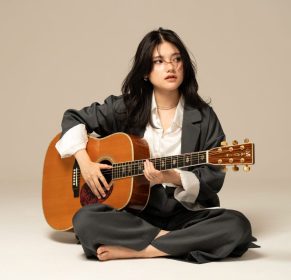 【SNS総再生数450万回超え】独学のアコギ女子・ラナメリサがメジャーデビュー「少し前までは想像…