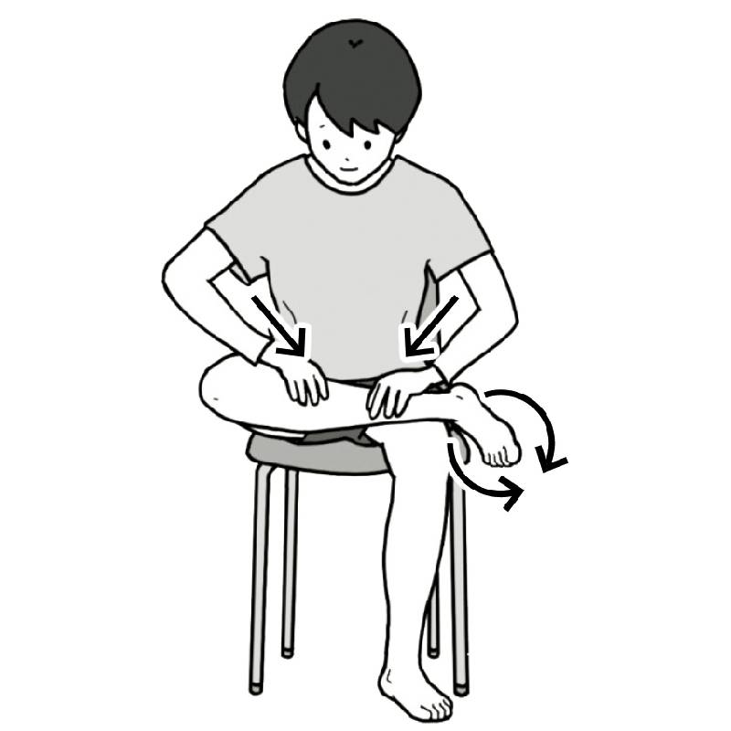 ふくらはぎを押しながら、足首を回す