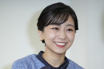 《股の部分が下がった位置に》佳子さま斬新な「サロペット姿」でご公務「仏語で“汚れた”」の意味…