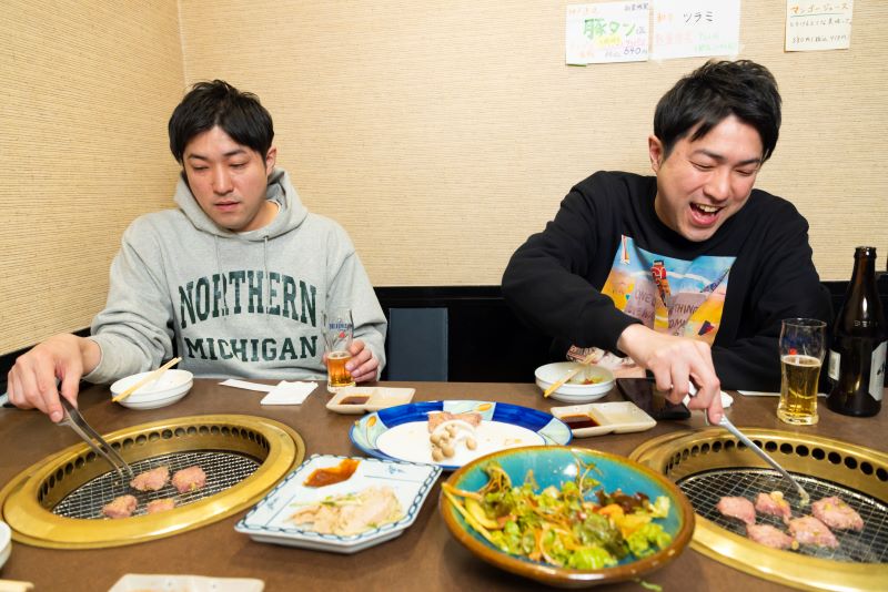 お肉を焼いてくれるダイタク（撮影／田中智久）