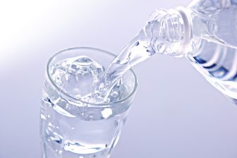 《最新研究で判明》ペットボトルからはがれ落ちた“マイクロプラスチック”が飲料に混ざっている可…