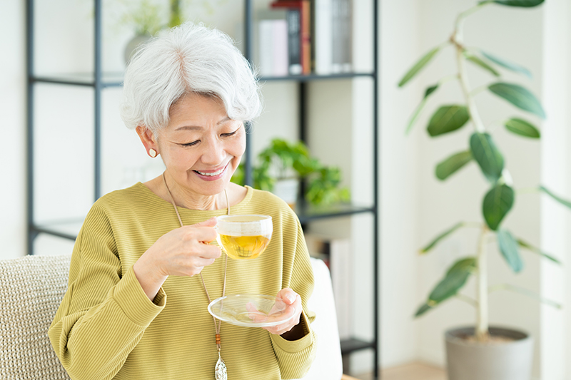 お茶を飲むシニア女性
