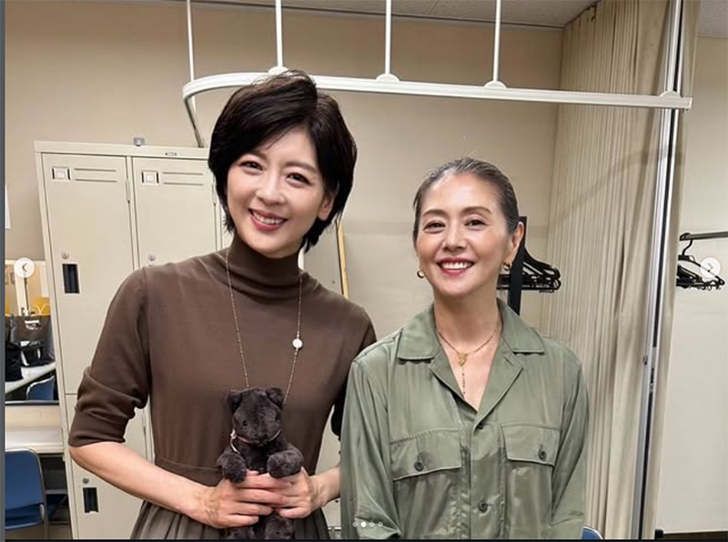 『くまとやまねこ』を朗読した忍（左）と小泉（右）の2人（インスタグラムより）