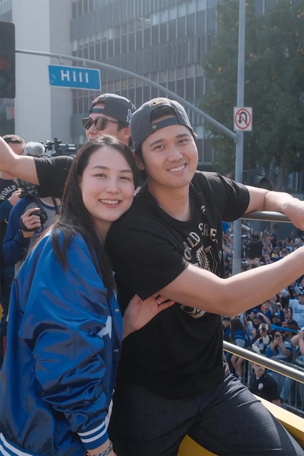 優勝パレードで大谷に寄り添う真美子夫人