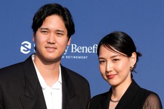 《ペアコーデが似合いすぎ》真美子夫人の「イタリア製ワンピ」は夫の晴れの舞台に合わせたものか「献身的な妻像」には賛否も