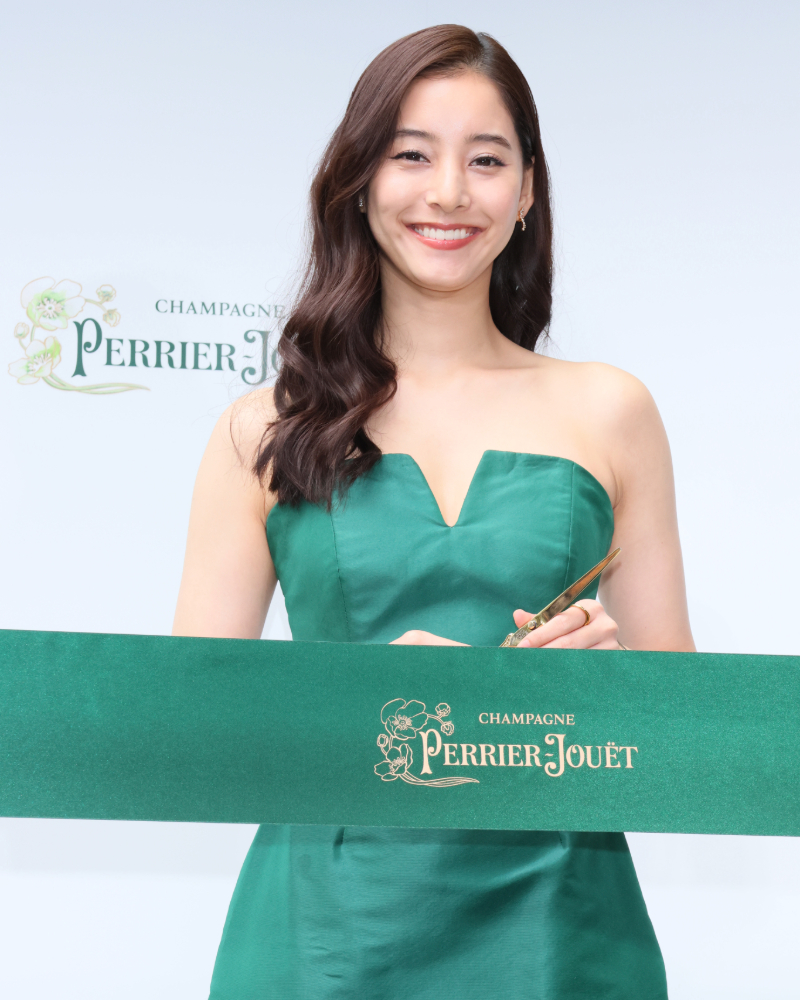 女優の新木優子