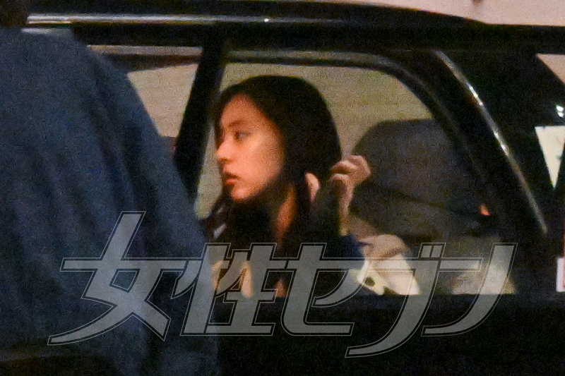 タクシーに乗り込む新木（2025年12月）