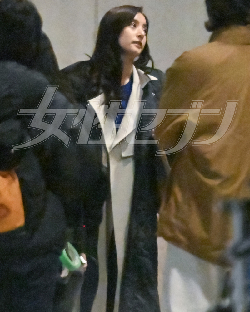 撮影現場での新木優子（2025年12月）