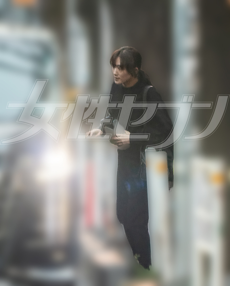 車の中を覗き込む綾瀬（2024年12月）