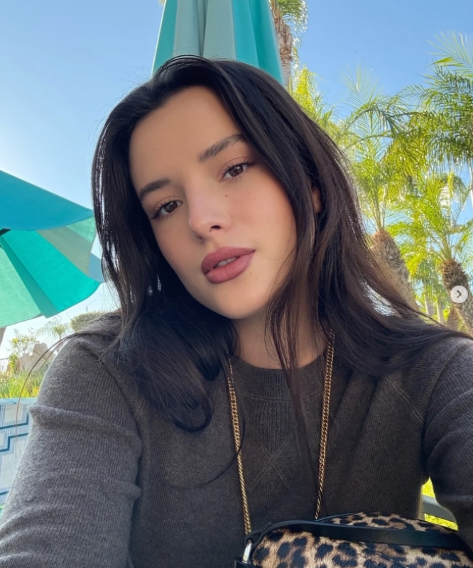 ポリアモリーを公言したベラ・ソーン（ベラのInstagramより。以下同）