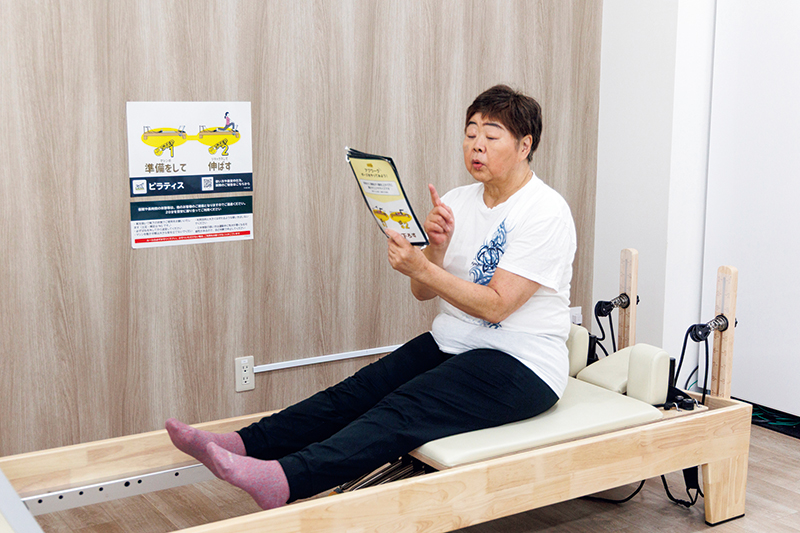 「ふむふむ、わかりやすいわね」（撮影／玉井幹郎）