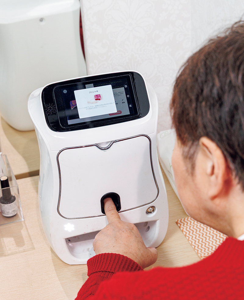 機械に指を入れると…（撮影／玉井幹郎）