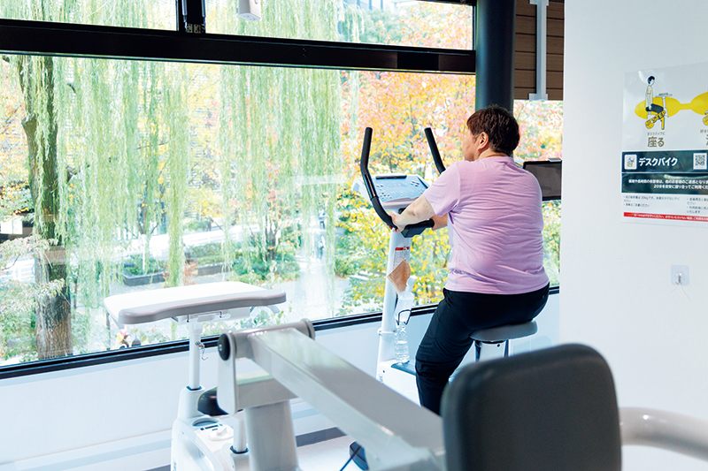 バイクで全身運動（撮影／玉井幹郎）
