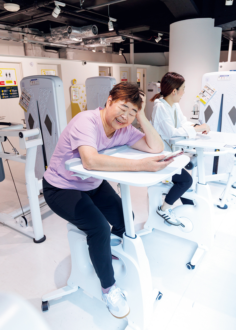 デスクを利用しながらバイク運動ができるマシンも（撮影／玉井幹郎）