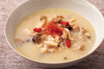 《発酵食品の腸活スープレシピ3つ》乳酸菌や酵素が豊富な塩麹を活用！もち麦入りの参鶏湯風やれん…