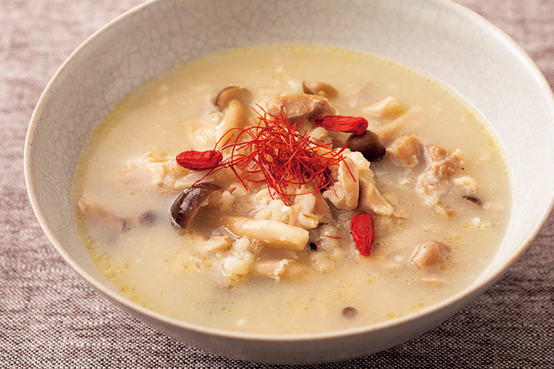 もち麦入りで腸活効果アップ！「塩麹サムゲタン風スープ」