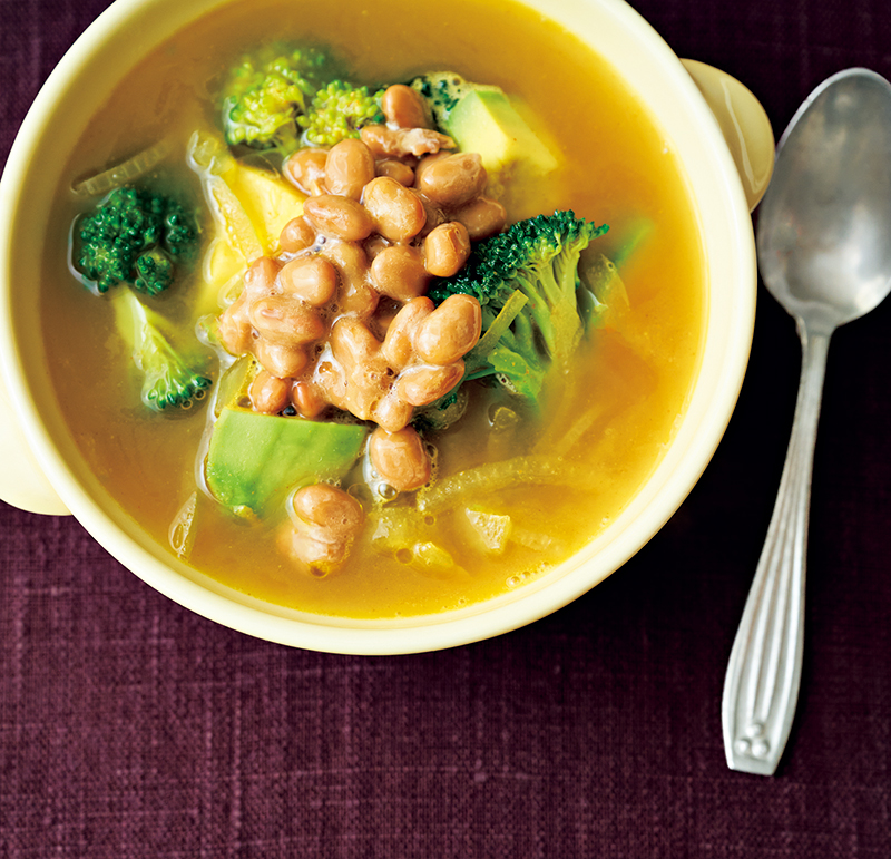 「アボカドとブロッコリーの納豆入りカレースープ」