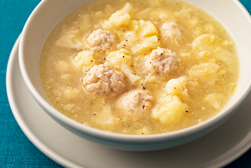 「鶏団子とカリフラワーの甘酒スープ」