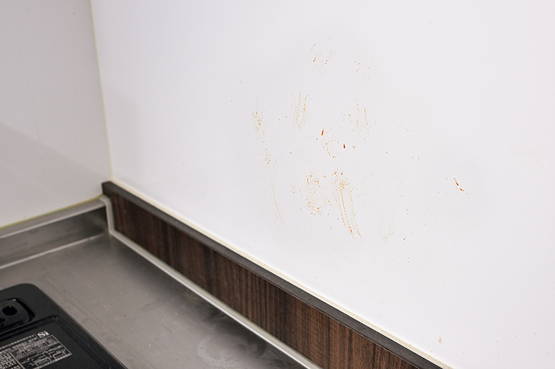 コンロ横の壁（before）