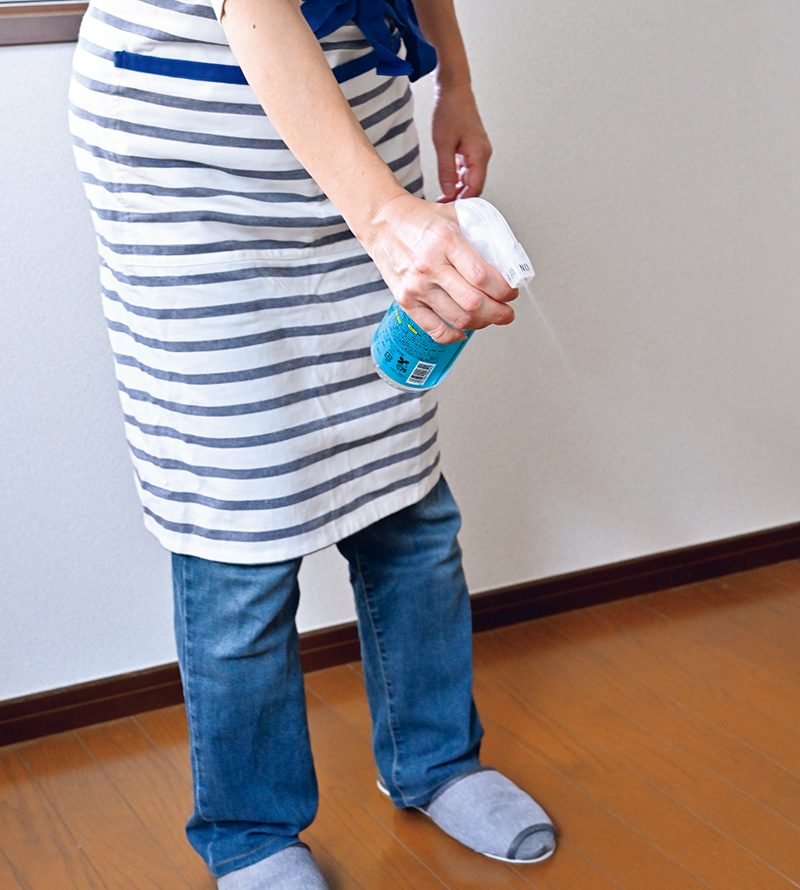 高い位置から電解水をスプレー