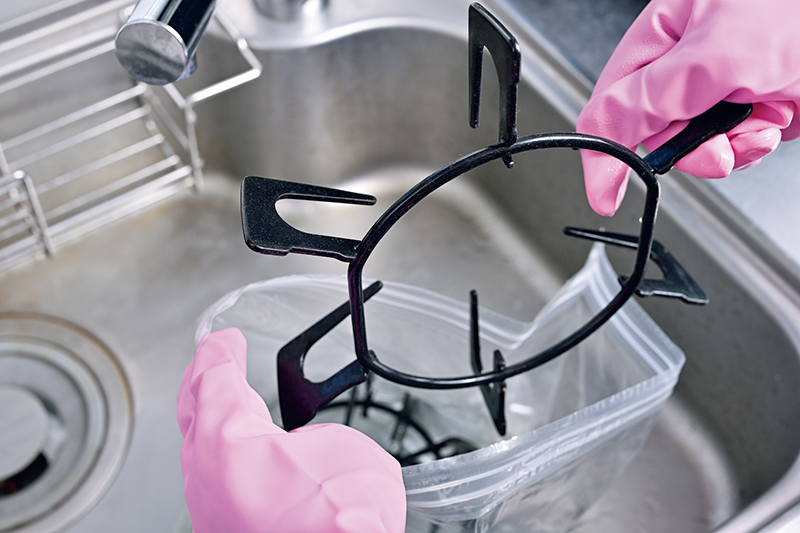 五徳や換気扇のパーツなどを入れる