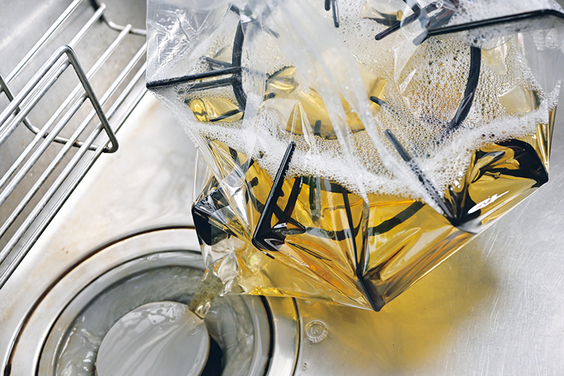 汚れをお湯で洗い流す