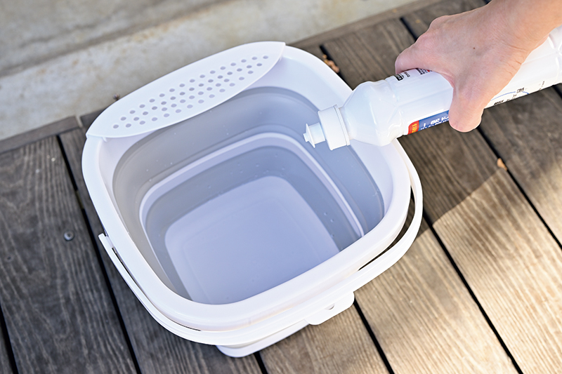 バケツに40℃くらいのぬるま湯を入れて、食器用中性洗剤を少量入れる