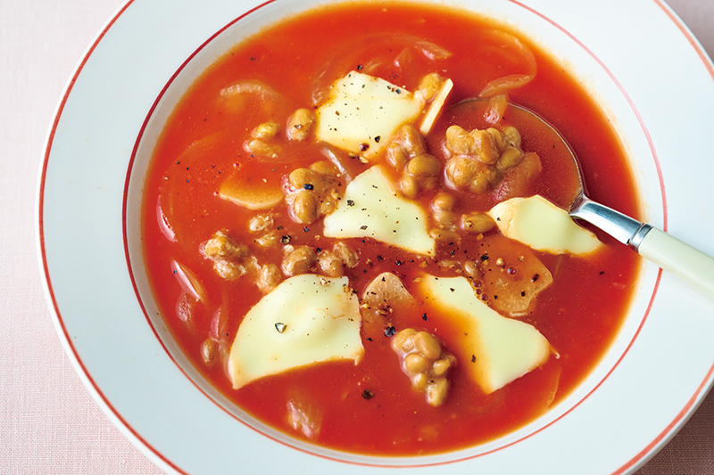 トマトジュースを使うから手軽！「納豆とチーズのにんにくトマトスープ」