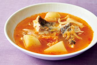 《腸活スープレシピ6つ》魚、肉、野菜…さまざまな食材とマッチする万能食材「キムチ」のスープで…
