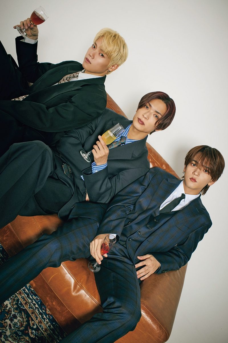 スーツを着た3人の男性